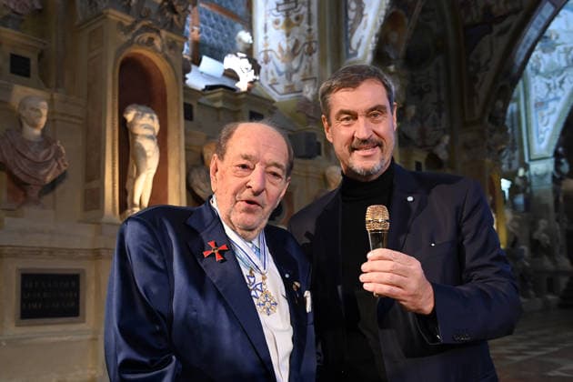 Ralph SIEGEL (Komponist) schenkt Markus SOEDER (Ministerpraesident Bayern und CSU Vorsitzender) ein Goldenes Mikrofon. Verleihung Bayerischer Maximiliansorden am 03.12.2025 im Antiquariat der Residenz in Muenchen.