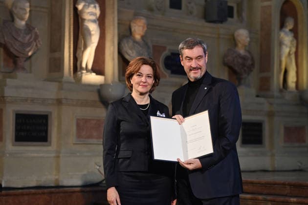 Martina GEDECK (Schauspielerin), Markus SOEDER (Ministerpraesident Bayern und CSU Vorsitzender). Verleihung Bayerischer Maximiliansorden am 03.12.2025 im Antiquariat der Residenz in Muenchen.