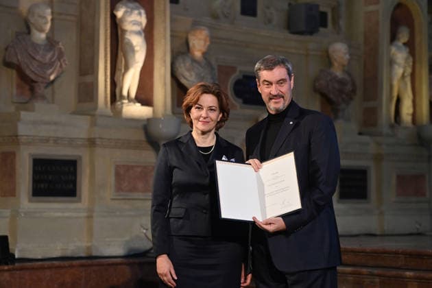 Martina GEDECK (Schauspielerin), Markus SOEDER (Ministerpraesident Bayern und CSU Vorsitzender). Verleihung Bayerischer Maximiliansorden am 03.12.2025 im Antiquariat der Residenz in Muenchen.