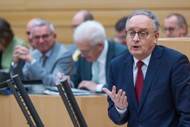 Die Landesregierung BW will einen Nachtragshaushalt für die Haushaltsjahre 2025 2026. Erste Beratung im Landtag. 136. Plenarsitzung im 17. Landtag von Baden-Württemberg. Andreas Stoch, MdL, Vorsitzender der SPD-Landtagsfraktion 03.12.2025. Stuttgart, Baden-Württemberg, Deutschland *** The state government of Baden-Württemberg wants a supplementary budget for the financial years 2025 2026 First consultation in the state parliament 136 Plenary session in the 17 State Parliament of Baden-Württemberg Andreas Stoch, MdL, Chairman of the SPD State Parliamentary Group 03 12 2025 Stuttgart, Baden-Württemberg, Germany