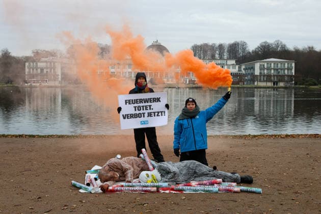 03.12.2025 PETA protestiert gegen privates Feuerwerk Die Tierrechtsorganisation PETA fordert von den Innenministern der 16 Bundesländer ein Verbot privater Silvesterböller und -raketen. Anlässlich der am 3. Dezember 2025 beginnenden Innenministerkonferenz in Bremen veranstaltete PETA vor dem Tagungsort, dem Parkhotel Bremen, eine Protestaktion. Zwei Aktivisten, die Vogel- und Hundemasken trugen, lagen mit Kunstblut bedeckt auf einem weißen Laken. Hinter ihnen knieten weitere Personen und zündeten Bengalos an. Rundherum waren zahlreiche Feuerwerksattrappen verteilt. Bremen Bremen Germany *** 03 12 2025 PETA protests against private fireworks The animal rights organization PETA is calling on the interior ministers of the 16 German states to