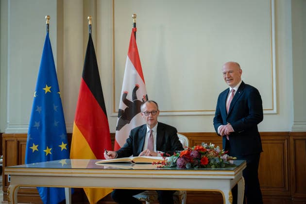 Antrittsbesuch, Berlin, Bundeskanzler, Friedrich Merz Der Regierende Bürgermeister von Berlin, Kai Wegner, Bundeskanzler, Friedrich Merz, Antrittsbesuch, Rotes Rathaus, Eintrag in das Goldene Buch von Berlin Berlin Berlin GER *** Inaugural visit, Berlin, Federal Chancellor, Friedrich Merz The Governing Mayor of Berlin, Kai Wegner, Federal Chancellor, Friedrich Merz, Inaugural visit, Rotes Rathaus, Entry in the Golden Book of Berlin Berlin Berlin GER