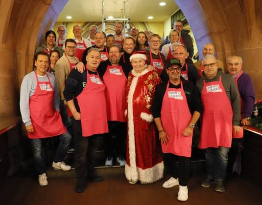 03.12.2025 xphx Frankfurt am Main, RömerBernd-Reisig-Stiftung Helfen Helfen Weihnachtsgans-Essen für hilfebedürftige Menschen in Frankfurt Gruppenbild der prominenten Kellner