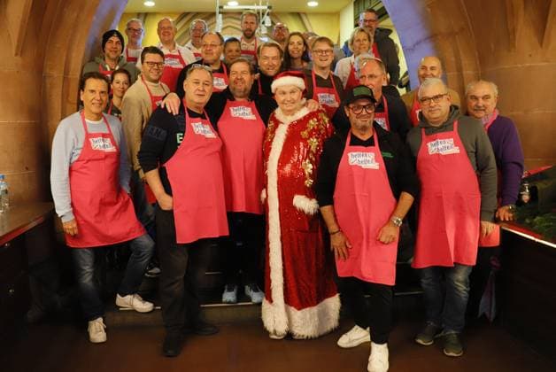 03.12.2025 xphx Frankfurt am Main, RömerBernd-Reisig-Stiftung Helfen Helfen Weihnachtsgans-Essen für hilfebedürftige Menschen in Frankfurt Gruppenbild der prominenten Kellner