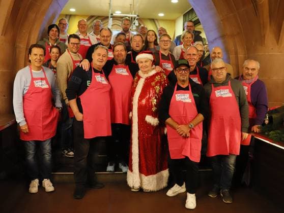 03.12.2025 xphx Frankfurt am Main, RömerBernd-Reisig-Stiftung Helfen Helfen Weihnachtsgans-Essen für hilfebedürftige Menschen in Frankfurt Gruppenbild der prominenten Kellner