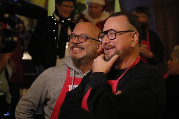 03.12.2025 xphx Frankfurt am Main, RömerBernd-Reisig-Stiftung Helfen Helfen Weihnachtsgans-Essen für hilfebedürftige Menschen in Frankfurt Comedy-Duo MUNDSTUHL - Lars Niedereichholz und Ande Werner