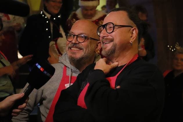 03.12.2025 xphx Frankfurt am Main, RömerBernd-Reisig-Stiftung Helfen Helfen Weihnachtsgans-Essen für hilfebedürftige Menschen in Frankfurt Comedy-Duo MUNDSTUHL - Lars Niedereichholz und Ande Werner