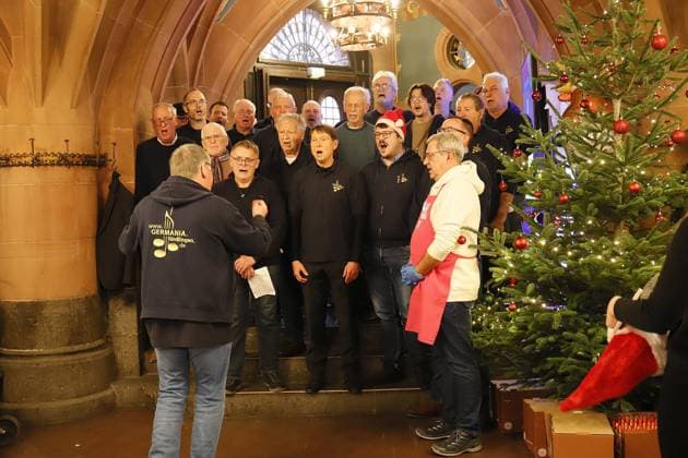 03.12.2025 xphx Frankfurt am Main, RömerBernd-Reisig-Stiftung Helfen Helfen Weihnachtsgans-Essen für hilfebedürftige Menschen in Frankfurt Der Chor der Germania Sindlingen präsentiert schöne Weihnachtslieder