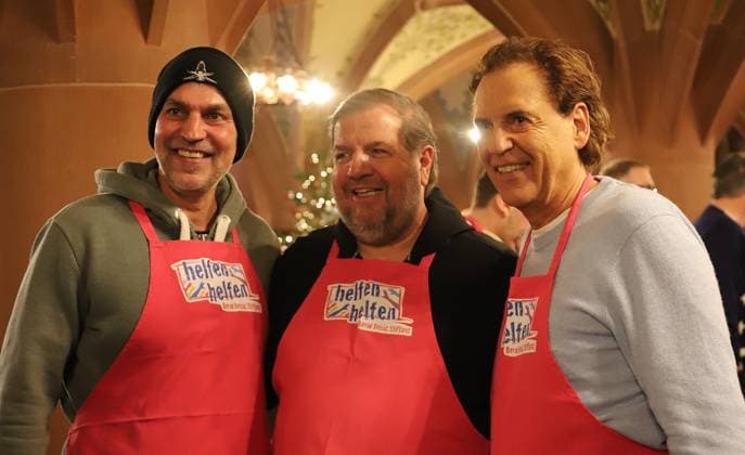 03.12.2025 xphx Frankfurt am Main, RömerBernd-Reisig-Stiftung Helfen Helfen Weihnachtsgans-Essen für hilfebedürftige Menschen in Frankfurt Comedy-Duo MUNDSTUHL - Lars Niedereichholz und Ande Werner