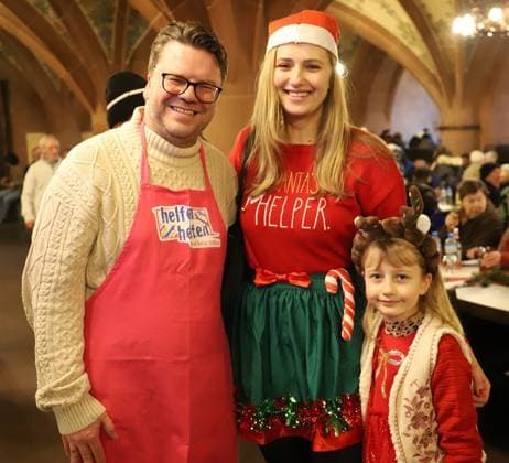 03.12.2025 xphx Frankfurt am Main, RömerBernd-Reisig-Stiftung Helfen Helfen Weihnachtsgans-Essen für hilfebedürftige Menschen in Frankfurt Marc Schmidt: Sportchef bei BILD Südwest in Frankfurt mit Mama und Sophia