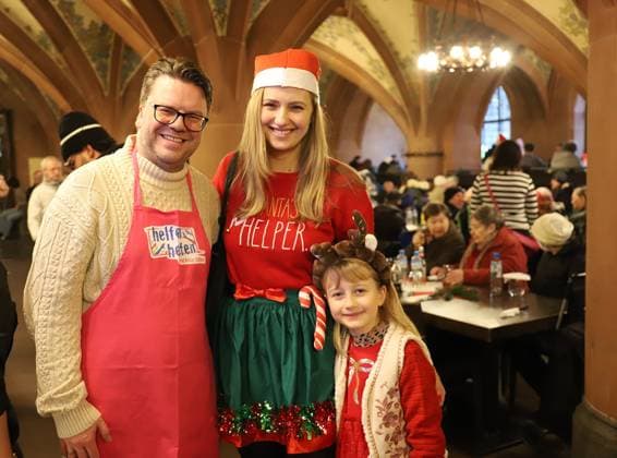 03.12.2025 xphx Frankfurt am Main, RömerBernd-Reisig-Stiftung Helfen Helfen Weihnachtsgans-Essen für hilfebedürftige Menschen in Frankfurt Marc Schmidt: Sportchef bei BILD Südwest in Frankfurt mit Mama und Sophia