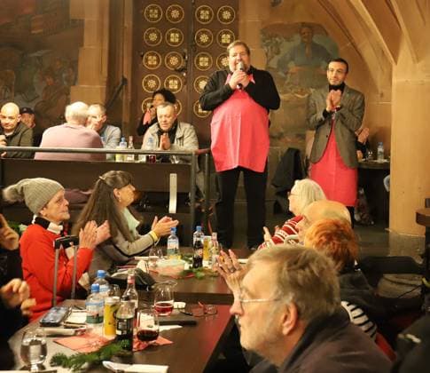 03.12.2025 xphx Frankfurt am Main, RömerBernd-Reisig-Stiftung Helfen Helfen Weihnachtsgans-Essen für hilfebedürftige Menschen in Frankfurt Bernd Reisig begrüsst die Gäste zusammen mit Frankfurt OB Mike Josef