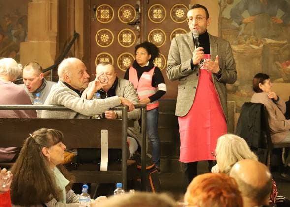 03.12.2025 xphx Frankfurt am Main, RömerBernd-Reisig-Stiftung Helfen Helfen Weihnachtsgans-Essen für hilfebedürftige Menschen in Frankfurt Frankfurt OB Mike Josef begrüßt die Gäste
