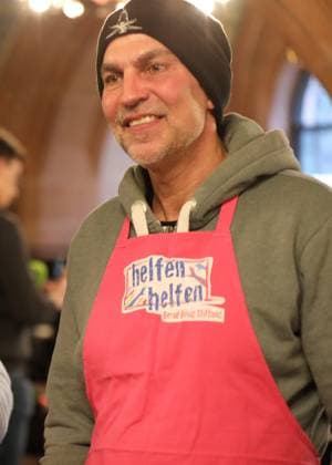03.12.2025 xphx Frankfurt am Main, RömerBernd-Reisig-Stiftung Helfen Helfen Weihnachtsgans-Essen für hilfebedürftige Menschen in Frankfurt Prominente Kellner - Trainer Markus Babbel,