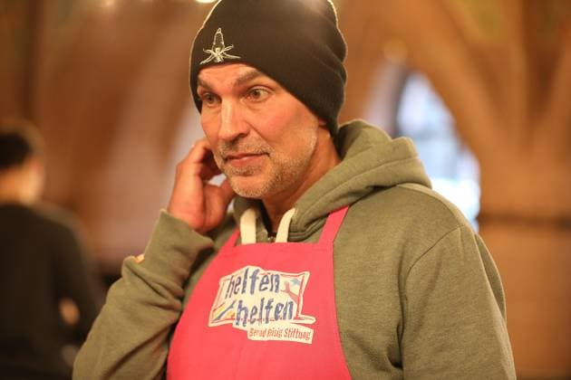 03.12.2025 xphx Frankfurt am Main, RömerBernd-Reisig-Stiftung Helfen Helfen Weihnachtsgans-Essen für hilfebedürftige Menschen in Frankfurt Prominente Kellner - Trainer Markus Babbel,