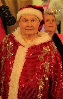 03.12.2025 xphx Frankfurt am Main, RömerBernd-Reisig-Stiftung Helfen Helfen Weihnachtsgans-Essen für hilfebedürftige Menschen in Frankfurt Prominente Kellner - Travestiekünstler Thomas Rau (Olga Orange)