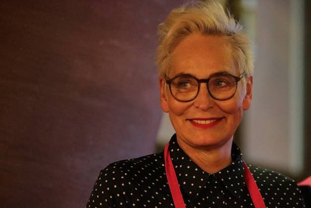 03.12.2025 xphx Frankfurt am Main, RömerBernd-Reisig-Stiftung Helfen Helfen Weihnachtsgans-Essen für hilfebedürftige Menschen in Frankfurt Prominente Kellner - Moderatorin Börbel Schäfer