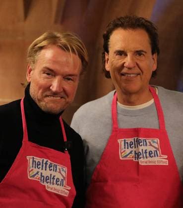 03.12.2025 xphx Frankfurt am Main, RömerBernd-Reisig-Stiftung Helfen Helfen Weihnachtsgans-Essen für hilfebedürftige Menschen in Frankfurt Prominente Kellner - Markus Krampe Geschäftsführer, Pro-Event Entertainment GmbH und Jörg Dahlmann Fußballkommentator und Journalist