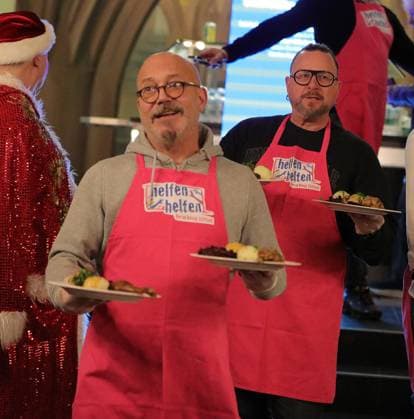 03.12.2025 xphx Frankfurt am Main, RömerBernd-Reisig-Stiftung Helfen Helfen Weihnachtsgans-Essen für hilfebedürftige Menschen in Frankfurt Prominente Kellner - Mundstuhl Comedy-Duo bestehend Lars Niedereichholz und Ande Werner