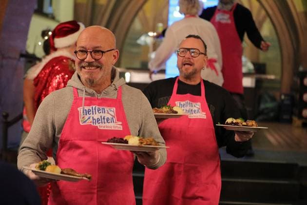 03.12.2025 xphx Frankfurt am Main, RömerBernd-Reisig-Stiftung Helfen Helfen Weihnachtsgans-Essen für hilfebedürftige Menschen in Frankfurt Prominente Kellner - Mundstuhl Comedy-Duo bestehend Lars Niedereichholz und Ande Werner