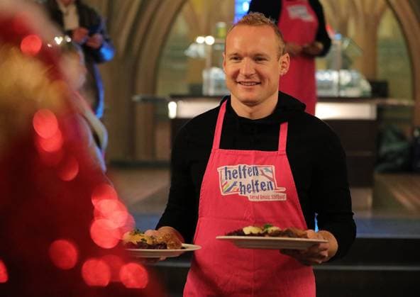 03.12.2025 xphx Frankfurt am Main, RömerBernd-Reisig-Stiftung Helfen Helfen Weihnachtsgans-Essen für hilfebedürftige Menschen in Frankfurt Prominente Kellner - Ex-Eintracht Frankfurt Profi Sebastian Rode