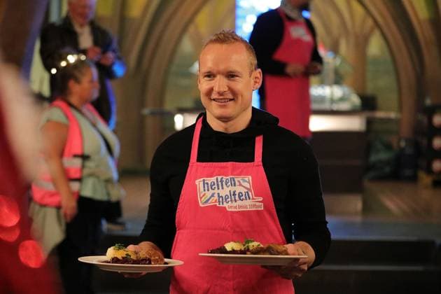 03.12.2025 xphx Frankfurt am Main, RömerBernd-Reisig-Stiftung Helfen Helfen Weihnachtsgans-Essen für hilfebedürftige Menschen in Frankfurt Prominente Kellner - Ex-Eintracht Frankfurt Profi Sebastian Rode