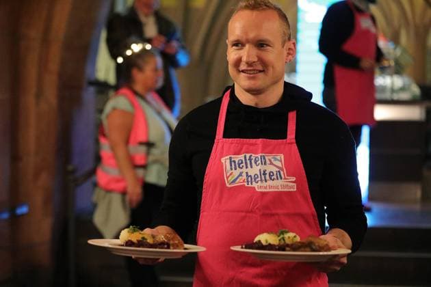 03.12.2025 xphx Frankfurt am Main, RömerBernd-Reisig-Stiftung Helfen Helfen Weihnachtsgans-Essen für hilfebedürftige Menschen in Frankfurt Prominente Kellner - Ex-Eintracht Frankfurt Profi Sebastian Rode
