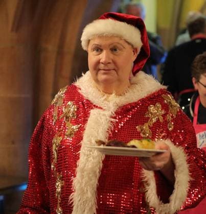 03.12.2025 xphx Frankfurt am Main, RömerBernd-Reisig-Stiftung Helfen Helfen Weihnachtsgans-Essen für hilfebedürftige Menschen in Frankfurt Prominente Kellner - Travestiekünstler Thomas Rau (Olga Orange)