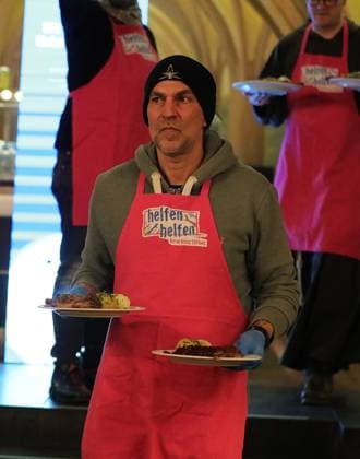 03.12.2025 xphx Frankfurt am Main, RömerBernd-Reisig-Stiftung Helfen Helfen Weihnachtsgans-Essen für hilfebedürftige Menschen in Frankfurt Prominente Kellner - Trainer Markus Babbel, Manager
