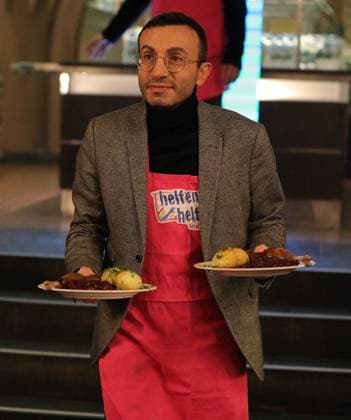 03.12.2025 xphx Frankfurt am Main, RömerBernd-Reisig-Stiftung Helfen Helfen Weihnachtsgans-Essen für hilfebedürftige Menschen in Frankfurt Prominente Kellner - Frankfurts Oberbürgermeister Mike Josef