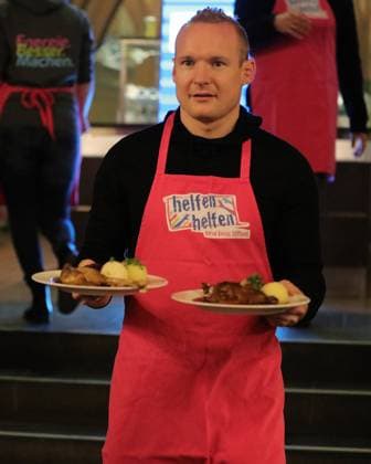 03.12.2025 xphx Frankfurt am Main, RömerBernd-Reisig-Stiftung Helfen Helfen Weihnachtsgans-Essen für hilfebedürftige Menschen in Frankfurt Prominente Kellner - Ex-Eintracht Frankfurt Profi Sebastian Rode