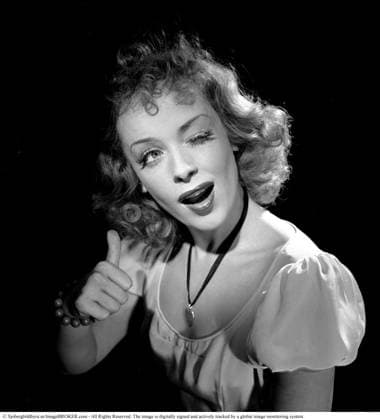 Annalisa Ericson, 1913—2011, schwedische Schauspielerin und Revue Performerin, eine der großen Namen des schwedischen Kinos zwischen den 1930er und 1950er Jahren. Hier in der Rolle der temperamentvollen Sally Smith in der Produktion Der Herr von der Gasse, die am 26. September 1947 am Södra Teatern uraufgeführt wurde. Sie war bekannt für ihren positiven Geist und zeigt ihn, wenn sie jemanden ansieht, mit einem Auge blinzelt und mit ihrer Hand das Zeichen Daumen hoch macht Annalisa Ericson, 1913–2011, Swedish actress and revue performer, one of the great names in Swedish cinema between the 1930s and 1950s. Here in the role of the spirited Sally Smith in the production The Lord from the Lane, which premiered at Södra Teatern on 26 Septemb Copyright: imageBROKER Sjoberg ibljsj15797439.jpg