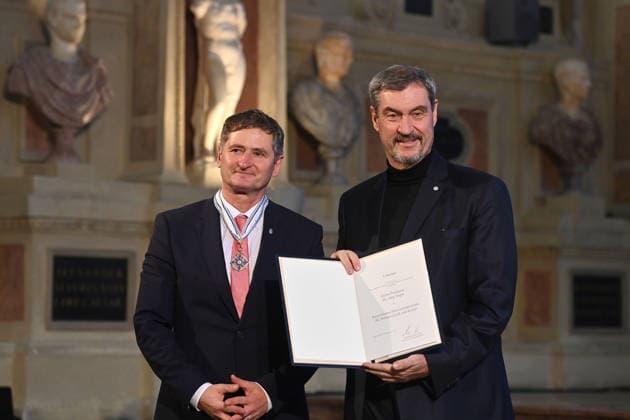 Prof. Dr. Joeg Vogel (Direktor des Helmholtz-Instituts fuer RNA-basierte Infektionsforschung), Markus SOEDER (Ministerpraesident Bayern und CSU Vorsitzender), Verleihung Bayerischer Maximiliansorden am 03.12.2025 im Antiquariat der Residenz in Muenchen.