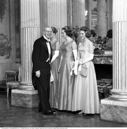 Gustaf VI. Adolf (1882—1973) mit der damaligen Kronprinzessin von Dänemark, Margrethe, in Begleitung ihrer Schwestern Prinzessin Anne Marie und Prinzessin Benedikte. Das Foto des schwedischen Königs und der dänischen Prinzessinnen wurde im Stockholmer Königspalast während der Hochzeit seiner Enkelin, Prinzessin Désirée, mit Niclas Silfverschiöld am 5. Juni 1964 aufgenommen. Anne Marie von Dänemark heiratete später im selben Jahr König Konstantin II. von Griechenland und war von 1964 bis 1974 Königin von Griechenland Gustaf VI Adolf (1882–1973) with the then Crown Princess of Denmark, Margrethe, accompanied by her sisters, Princess Anne-Marie and Princess Benedikte. The photo of the Swedish king and the Danish princesses was taken at Sto Copyright: imageBROKER Sjoberg ibljsj15798038.jpg