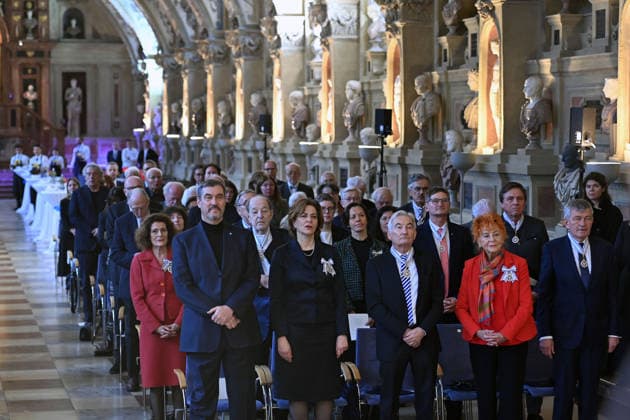 Uuebersicht Antiquariat -vorne stehen die Ordenstraeger und Markus SOEDER (Ministerpraesident Bayern und CSU Vorsitzender). Verleihung Bayerischer Maximiliansorden am 03.12.2025 im Antiquariat der Residenz in Muenchen.