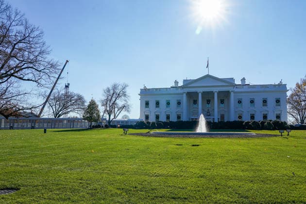 1600 Pennsylvania Avenue Ansicht des Weißen Haus in Washington mit Baukran für den neuen Ballroom im East Wing von Präsident Donald Trump - Washington 03.12.2025: Sightseeing *** 1600 Pennsylvania Avenue View of the White House in Washington with construction crane for the new ballroom in President Donald Trumps East Wing Washington 03 12 2025 Sightseeing