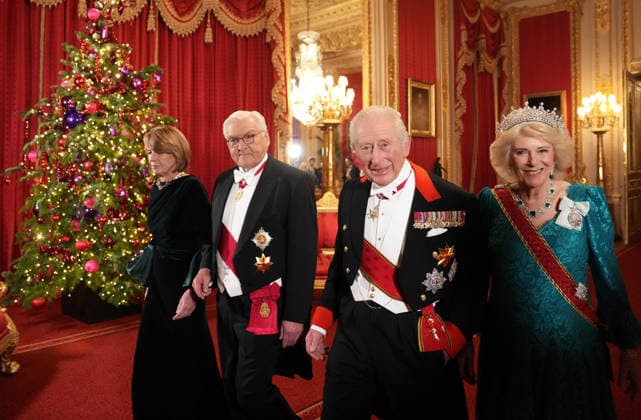 Frank-Walter Steinmeier s state visit to the UK Britain s King Charles III (2R) and his wife Britain s Queen Camilla (R) walk with Germany s President Frank-Walter Steinmeier (C) and his wife Elke Buedenbender as they arrive to attend a State Banquet at Windsor Castle in Windsor, on December 3, 2025, the first day of a three day state visit by the German President. President Frank-Walter Steinmeier received a ceremonial welcome to Britain Wednesday as his state visit got into full swing -- the first by Germany s official head of state in 27 years., Credit:CARLOS JASSO Avalon United Kingdom, England, Windsor  Copyright: xCARLOSxJASSOx xAvalonx 1056322148