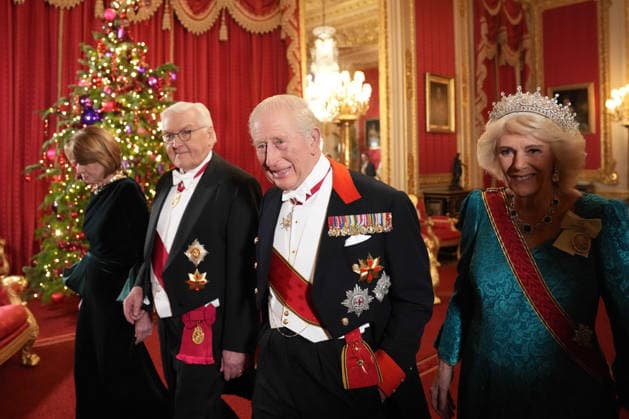 Frank-Walter Steinmeier s state visit to the UK Britain s King Charles III (2R) and his wife Britain s Queen Camilla (R) walk with Germany s President Frank-Walter Steinmeier (C) and his wife Elke Buedenbender as they arrive to attend a State Banquet at Windsor Castle in Windsor, on December 3, 2025, the first day of a three day state visit by the German President. President Frank-Walter Steinmeier received a ceremonial welcome to Britain Wednesday as his state visit got into full swing -- the first by Germany s official head of state in 27 years., Credit:CARLOS JASSO Avalon United Kingdom, England, Windsor  Copyright: xCARLOSxJASSOx xAvalonx 1056322176