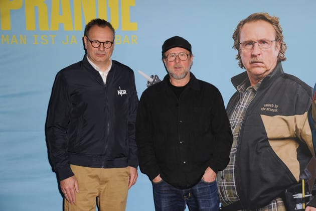 Hendrik Lünenborg ( Intendant des NDR ) und Bjarne Mädel. Fototermin vor der Kino-Preview der NDR Komödie Prange Man ist ja Nachbar im UCI Kino Mundsburg in Hamburg. Hamburg, 03.12.2025 Bitte Bildunterschrift : IMAGO Michael Wigglesworth
