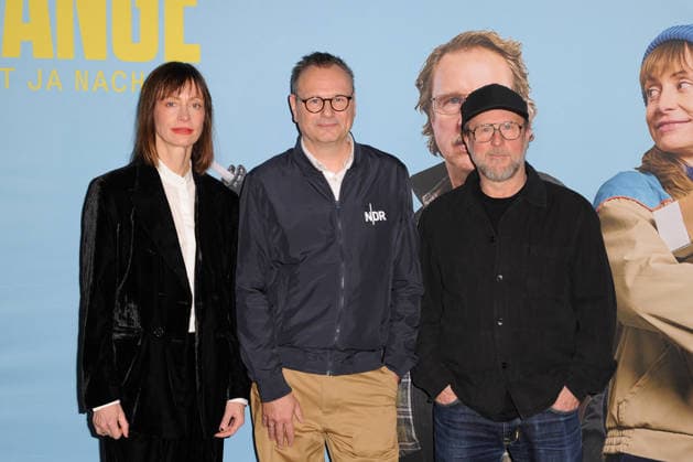 Katharina Marie Schubert, Hendrik Lünenborg und Bjarne Mädel. Fototermin vor der Kino-Preview der NDR Komödie Prange Man ist ja Nachbar im UCI Kino Mundsburg in Hamburg. Hamburg, 03.12.2025 Bitte Bildunterschrift : IMAGO Michael Wigglesworth