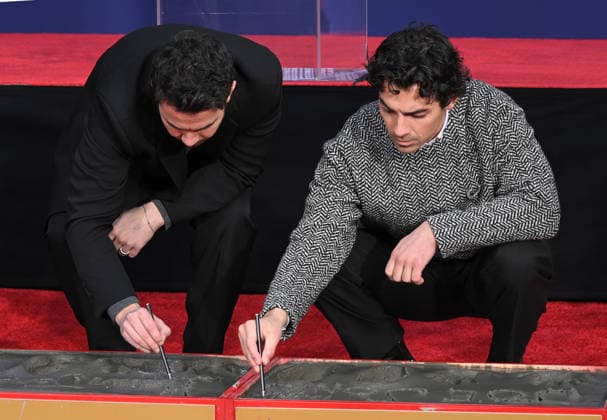 Jonas Brothers Hand and Footprint Ceremony Kevin Jonas and Joe Jonas at the Jonas Brothers Hand and Footprint In Cement Ceremony held at the TCL Chinese Theatre on December 3, 2025 in Hollywood, Ca. Hollywood TCL Chinese Theatre California USA Copyright: xLeexWatt AFF-USA.COMx