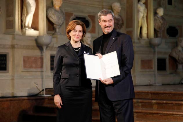 Martina Gedeck und Markus Söder bei der Auszeichnung mit dem Bayerischen Maximiliansorden durch den Ministerpräsidenten des Freistaates Bayern im Antiquarium der Münchner Residenz. München, 03.12.2025
