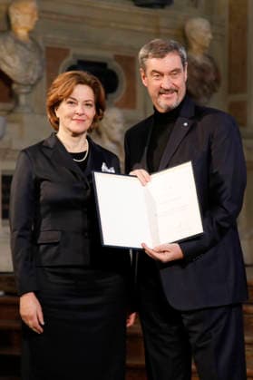 Martina Gedeck und Markus Söder bei der Auszeichnung mit dem Bayerischen Maximiliansorden durch den Ministerpräsidenten des Freistaates Bayern im Antiquarium der Münchner Residenz. München, 03.12.2025