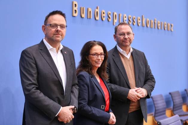 News Bilder des Tages Berlin, Deutschland, 04.12.2025: Bundespressekonferenz: DGB-Index Gute Arbeit - Einstellung der Beschäftigten zum Thema Arbeitszeit: Guido Zeitler, Vorsitzender der Gewerkschaft Nahrung-Genuss-Gaststätten (NGG), Yasmin Fahimi, Vorsitzende des Deutschen Gewerkschaftsbundes (DGB) und Frank Werneke, Vorsitzender der Vereinten Dienstleistungsgewerkschaft (ver.di) *** Berlin, Germany, 04 12 2025 Federal Press Conference DGB Index Good Work Employees attitudes towards working hours Guido Zeitler, Chairman of the Food, Beverages and Catering Union NGG , Yasmin Fahimi, Chairwoman of the German Trade Union Confederation DGB and Frank Werneke, Chairman of the United Services Union ver di Copyright: xdtsxNachrichtenagenturx dts_97135