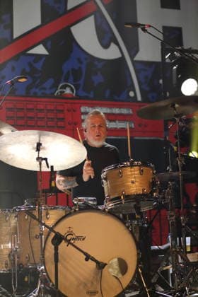 Jean-Paul Gaster von der Band Clutch bei einem Konzert im Huxleys Neue Welt in Berlin, 3. Dezember 2025. Clutch Konzert Berlin