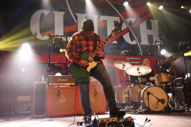 Tim Sult von der Band Clutch bei einem Konzert im Huxleys Neue Welt in Berlin, 3. Dezember 2025. Clutch Konzert Berlin