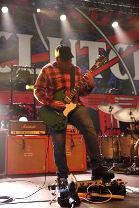 Tim Sult von der Band Clutch bei einem Konzert im Huxleys Neue Welt in Berlin, 3. Dezember 2025. Clutch Konzert Berlin