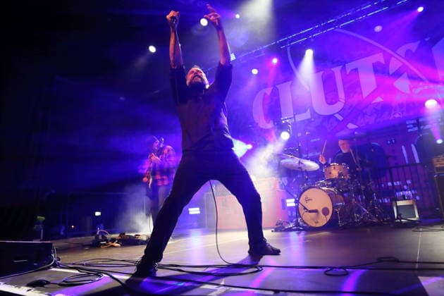 Tim Sult, Neil Fallon und Jean-Paul Gaster, v.l., von der Band Clutch bei einem Konzert im Huxleys Neue Welt in Berlin, 3. Dezember 2025. Clutch Konzert Berlin