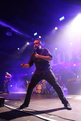 Tim Sult und Neil Fallon, v.l., von der Band Clutch bei einem Konzert im Huxleys Neue Welt in Berlin, 3. Dezember 2025. Clutch Konzert Berlin