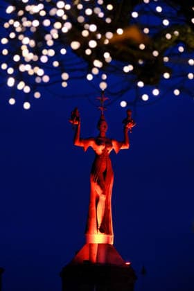 Konstanz, Imperia mit Lichtern des Weihnachtsmarktes *** Constance, Imperia with lights of the Christmas market
